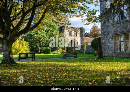 Herbstfarben in den Ruinen des Whalley Abbey Zisterzienserklosters Whalley aus dem 14. Jahrhundert im Ribble Valley Lancashire, England, Großbritannien Stockfoto