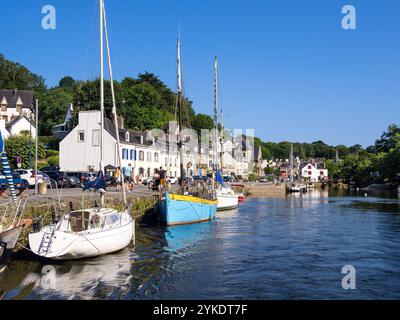 Pont Aven, Frankreich - 29. Juli 2024: Malerische Hafenszene in der malerischen Stadt Pont Aven, Bretagne, mit Segelbooten, die entlang der Küste vor Anker gehen Stockfoto