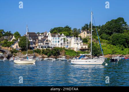 Port Manech, Frankreich - 29. Juli 2024: Eine malerische Szene auf dem Fluss Aven mit einem ruhigen Hafen von Port Manech, gefüllt mit verschiedenen Booten. Stockfoto