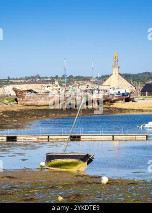 Camaret sur Mer, Frankreich, 28. Juli 2024: Verlassene Boote und Schiffswracks in einem Hafen von Caramet sur Mer, Bretagne. Stockfoto