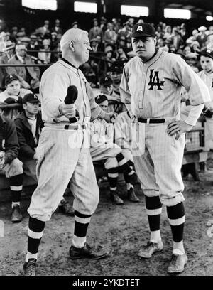 Babe Comes Home (First National, 1927) Publicity-Foto in einer Szene mit Baseballlegende Babe Ruth mit Trainer. Stockfoto