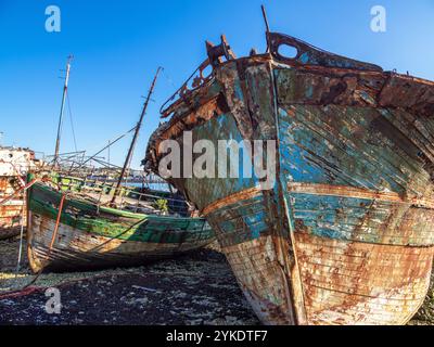 Altes, verrostetes Boot an einem Ufer von Camaret sur Mer in der Bretagne Stockfoto