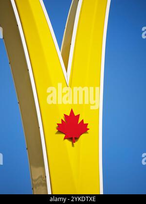 Toronto Canada / Ein McDonalads-Schild und Red Maple Leaf auf der Avenue Road, North York, Toronto. Stockfoto