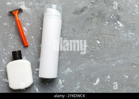 Rasierer-Set. Schermaschine, Handtuch, Lotion und Rasierschaum auf farbigem Hintergrund. Herren Bad Accessoires Draufsicht. Stockfoto