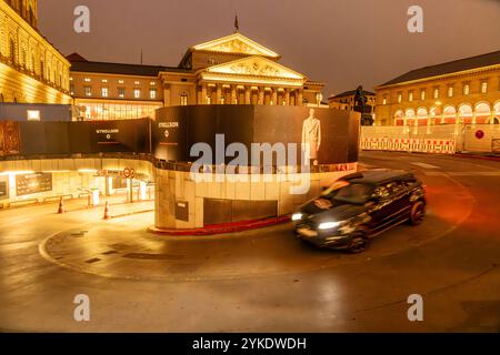 Auto fährt abends in die Operngarage, öffentliche Tiefgarage in der Altstadt, München, November 2024 Deutschland, München, November 2024, Auto fährt abends in die Operngarage am Max-Joseph-Platz, Fahrzeug bei der Einfahrt in die öffentliche Tiefgarage, viele fahren mit dem Auto in die Innenstadt, zum Shopping, im Hintergrund die Oper, Parken im Zentrum, Symbolfoto Diskussion um autofreie Innenstädte, Verkehr, Umwelt, Verbrenner, Bayern, *** Auto fährt abends in die Operngarage, öffentliche Tiefgarage in der Altstadt, München, November 2024 Deutschland, München, November 2024, Auto-dri Stockfoto
