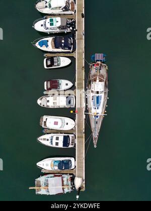 Luftaufnahme von Booten, die am Yachthafen in Torquay an der englischen Riviera an der Südküste von Devon im Vereinigten Königreich vertäut sind. Stockfoto