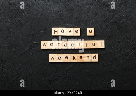 Haben Sie ein wunderbares Wochenende Wort geschrieben auf Holzblock. Haben Sie einen wunderbaren Wochenendtext auf Zementtisch für Ihr Design, Top View Konzept. Stockfoto