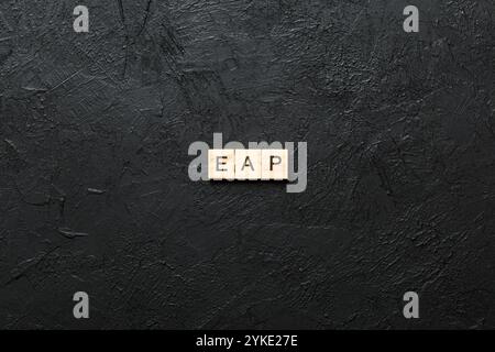 EAP-Wort auf Holzblock geschrieben. Text des Mitarbeiterunterstützungsprogramms auf dem Tisch, Konzept. Stockfoto