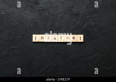 INTERNETWORT auf Holzblock geschrieben. INTERNET-Text auf Zementtisch für Ihr Design, Konzept. Stockfoto