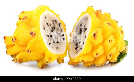 Gelbe Pitahaya- oder gelbe Drachenfrucht-Kreuzschnitte mit weißem Fleisch und schwarzen Samen auf weißem Hintergrund. Stockfoto