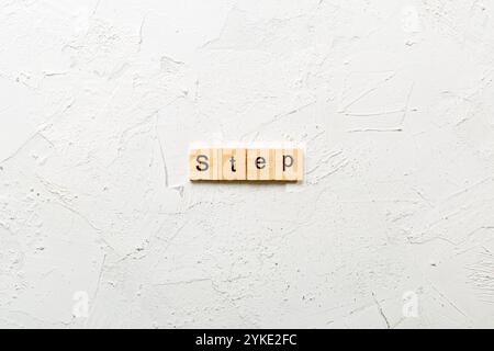 Schritt Wort auf Holz Baustein geschrieben. Schritt text auf Tisch, Konzept. Stockfoto