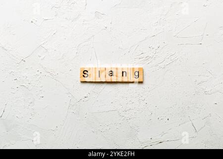Slang Word auf Holz Block geschrieben. slang Text auf Tisch, Konzept. Stockfoto
