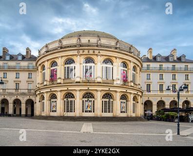 Rennes, Frankreich - 26. Juli 2024: Ein wunderschöner Blick auf ein historisches Opernhaus von Rennes mit rundem architektonischen Design, mit großen Fenstern und de Stockfoto