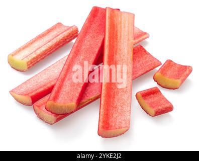 Schnitte der Rhabarber-Stiele isoliert auf weißem Hintergrund. Stockfoto