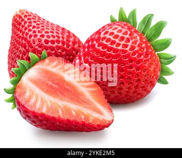 Zwei Erdbeeren und die Hälfte Erdbeere auf weißem Hintergrund. Makroaufnahme. Stockfoto