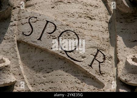 S.P.Q.R. ein Initialismus für Senatus Populusque Romanus. Camdidoglio. Rom. Italien. Stockfoto