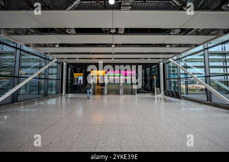 London, England - 10. Juli 2023, Umgebung im internationalen Flughafen Heathrow mit modernem Innendesign am Abend mit Passagiern Stockfoto