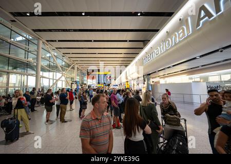 London, England - 10. Juli 2023, Umgebung im internationalen Flughafen Heathrow mit modernem Innendesign am Abend mit Passagiern Stockfoto