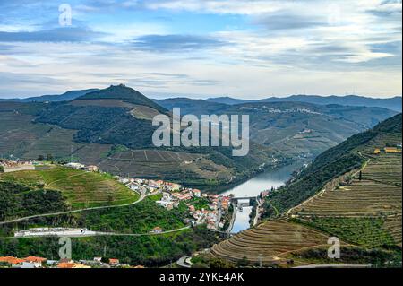 Landschaft aus Bergen und einem Fluss im Douro-Tal, Portugal. Stockfoto