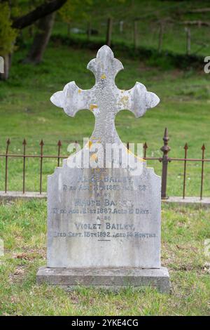 Grabstein von Alice Bailey, die während der Geburt 1887 starb, beigesetzt mit der Tochter Maude Bailey, die nach nur 10 Tagen starb, Cemetary, Le Bons Bay, B. Stockfoto