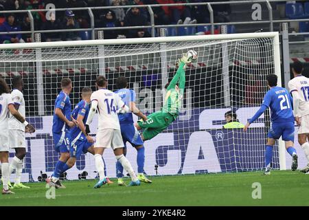 Adrien Rabiot (Frankreich)Guglielmo Vicario (Italien) erzielte am 17. November 2024 in Mailand das dritte Tor für sein Team beim Spiel der UEFA Nalions League 2025 zwischen Italien 1-3 Frankreich im Giuseppe Meazza Stadium. Quelle: Maurizio Borsari/AFLO/Alamy Live News Stockfoto