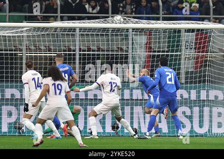 Adrien Rabiot (Frankreich)Alessandro Buongiorno (Italien)Federico Dimarco (Italien) er erzielte das erste Tor für seine Mannschaft während des Spiels der UEFA Nalions League 2025 zwischen Italien 1-3 Frankreich im Giuseppe Meazza Stadium am 17. November 2024 in Mailand. Quelle: Maurizio Borsari/AFLO/Alamy Live News Stockfoto