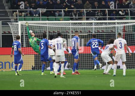 Lucas Digne (Frankreich)Guglielmo Vicario (Italien) erzielte das zweite Tor für seine Mannschaft während des Spiels der UEFA Nalions League 2025 zwischen Italien 1-3 Frankreich im Giuseppe Meazza Stadium am 17. November 2024 in Mailand. Quelle: Maurizio Borsari/AFLO/Alamy Live News Stockfoto