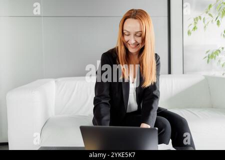 Geschäftsfrau arbeiten mit laptop Stockfoto