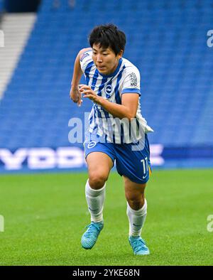 Brighton Großbritannien 16. November 2024 - Kiko Seike aus Brighton während des Fußballspiels der Barclays Women's Super League zwischen Brighton & Hove Albion und West Ham United im American Express Stadium, Brighton: Nur für redaktionelle Zwecke Stockfoto