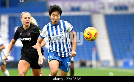 Brighton Großbritannien 16. November 2024 - Kiko Seike aus Brighton während des Fußballspiels der Barclays Women's Super League zwischen Brighton & Hove Albion und West Ham United im American Express Stadium, Brighton: Nur für redaktionelle Zwecke Stockfoto