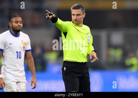 Der Schiedsrichter Slavko Vincic ist beim Fußball-Spiel der UEFA Nations League zwischen Italien und Frankreich im San Siro Stadion in Mailand (Italien) am 17. November 2024 tätig. Stockfoto