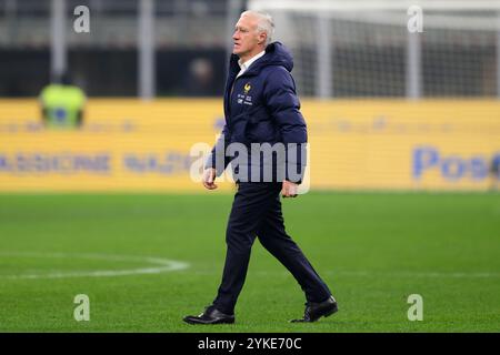 Didier Deschamps, Cheftrainer Frankreichs, läuft am 17. November 2024 am Ende des Fußballspiels der UEFA Nations League zwischen Italien und Frankreich im San Siro Stadion in Mailand (Italien). Stockfoto