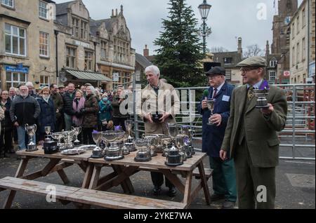 Ein silberner Becher wird auf der jährlichen Fatstock Christmas Show präsentiert, die auf einem Marktplatz in der Stadt in temporärer Form stattfindet. Livestock, Auktionator Alastair Sneddon, hält die Präsentation. Uppingham, Rutland, England, 24. November 2021 2020, HOMER SYKES Stockfoto