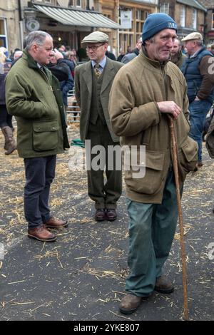 Farmer UK auf dem jährlichen Fatstock-Weihnachtsmarkt findet die Show in temporärer Form auf einem Marktplatz der Stadt statt. Uppingham Rutland, England, 24. November 2021 2020, UK HOMER SYKES Stockfoto