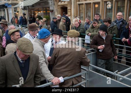 Der jährliche Fatstock-Weihnachtsmarkt, Uppingham Rutland, findet immer noch in provisorischen Pfändungen auf einem Marktplatz statt. Bauerngemeinde, Auktionator in Black Bowler hatte seinen Assistenten in Brown Derby Bowler, Bauern diskutieren die erhaltenen Preise. Uppingham, Rutland, England, 24. November 2021 2020, HOMER SYKES Stockfoto