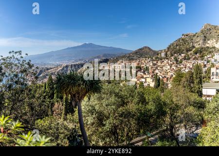 Panoramablick über die Stadt Taormina und den Vulkan Ätna auf Sizilien, Italien Stockfoto