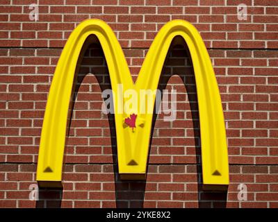 Toronto Canada / Ein McDonalads-Schild und Maple Leaf auf der Avenue Road, North York, Toronto. Stockfoto