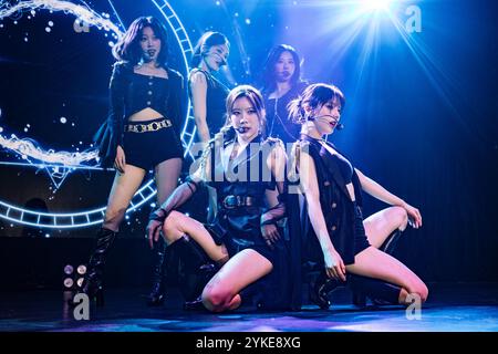 Barcelona, Spanien. OKTOBER. ARTMS K-Pop Band tritt auf der Bühne während der Moonshot 2024 World Tour am 26. Oktober 2024 im Razzmatazz in Barcelona auf. Stockfoto