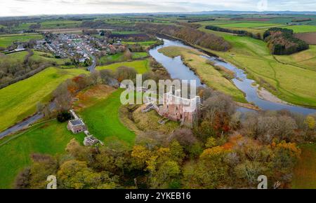 Aus der Vogelperspektive des Dorfes Norham und Norham Castle neben dem Fluss Tweed an der ango-schottischen Grenze in Northumberland, England, Großbritannien Stockfoto