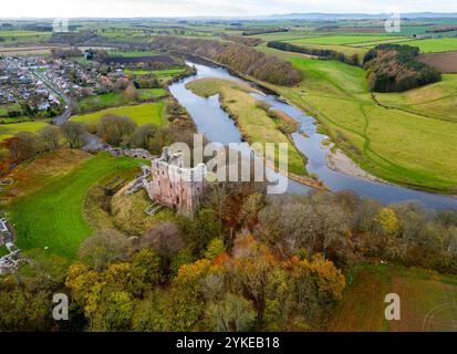 Aus der Vogelperspektive des Dorfes Norham und Norham Castle neben dem Fluss Tweed an der ango-schottischen Grenze in Northumberland, England, Großbritannien Stockfoto