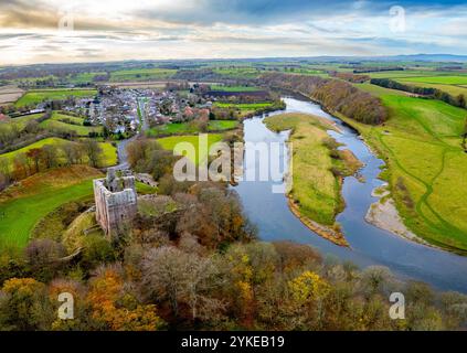 Aus der Vogelperspektive des Dorfes Norham und Norham Castle neben dem Fluss Tweed an der ango-schottischen Grenze in Northumberland, England, Großbritannien Stockfoto