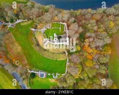 Luftaufnahme von Norham Castle neben dem Fluss Tweed an der ango-schottischen Grenze in Northumberland, England, Großbritannien Stockfoto