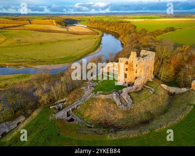 Luftaufnahme von Norham Castle neben dem Fluss Tweed an der ango-schottischen Grenze in Northumberland, England, Großbritannien Stockfoto