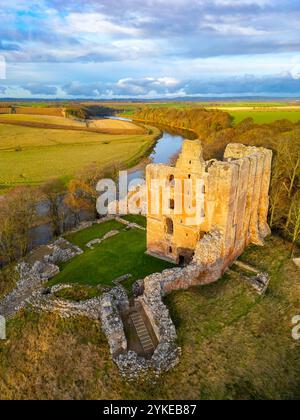 Luftaufnahme von Norham Castle neben dem Fluss Tweed an der ango-schottischen Grenze in Northumberland, England, Großbritannien Stockfoto