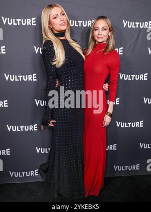 Hollywood, Usa. November 2024. HOLLYWOOD, LOS ANGELES, KALIFORNIEN, USA - 17. NOVEMBER: Paris Hilton und Nicole Richie kommen 2024 beim Vulture Festival Los Angeles an, das am 17. November 2024 in den nya Studios EAST in Hollywood, Los Angeles, Kalifornien, USA stattfindet. (Foto: Xavier Collin/Image Press Agency) Credit: Image Press Agency/Alamy Live News Stockfoto