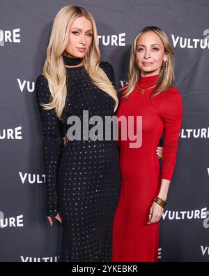 Hollywood, Usa. November 2024. HOLLYWOOD, LOS ANGELES, KALIFORNIEN, USA - 17. NOVEMBER: Paris Hilton und Nicole Richie kommen 2024 beim Vulture Festival Los Angeles an, das am 17. November 2024 in den nya Studios EAST in Hollywood, Los Angeles, Kalifornien, USA stattfindet. (Foto: Xavier Collin/Image Press Agency) Credit: Image Press Agency/Alamy Live News Stockfoto