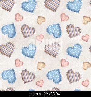 Nahtloses Muster mit Textilherzen auf hellbeigem Aquarellhintergrund. Clipart wird vernäht. Handgezeichnete Aquarellillustration. Stockfoto