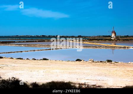 Die Saline di Marcala in der Lagune von Stagnone mit alten Windmühlen und Salzwiesen in Marshala Trapani Sizilien Italien Stockfoto