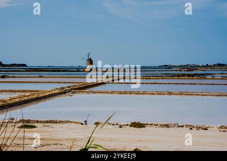 Die Saline di Marcala in der Lagune von Stagnone mit alten Windmühlen und Salzwiesen in Marshala Trapani Sizilien Italien Stockfoto