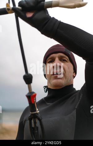 Ein Mann mittleren Alters, der eine Bar in der Hand hält Stockfoto